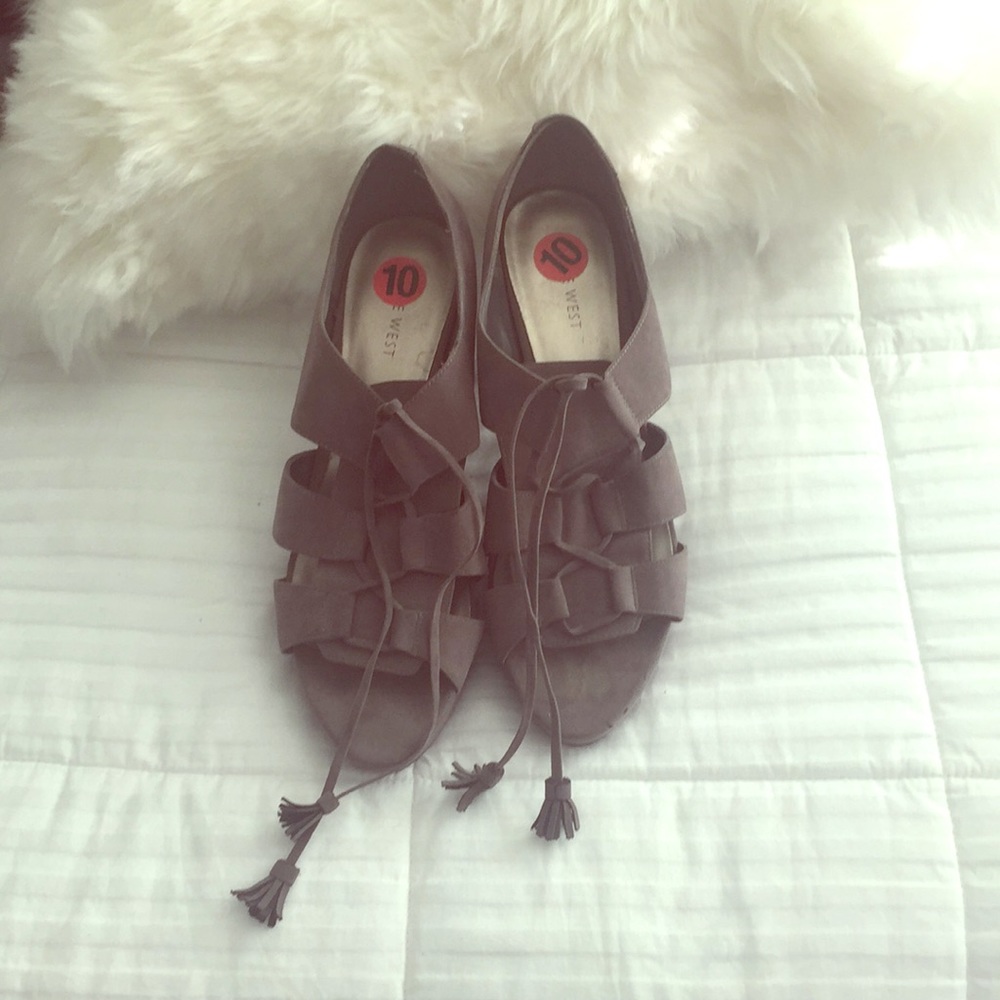 Open toed heels 👠 with sexy tassel!